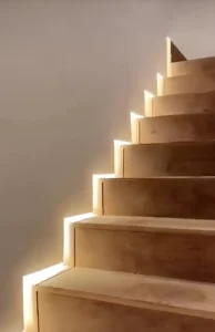 perfil para rodapé embutido com iluminação em escada