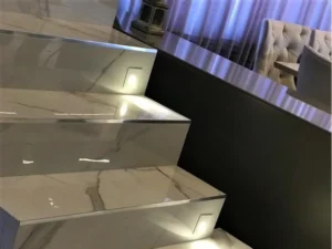 perfil metálico para escadas e acabamento em degraus