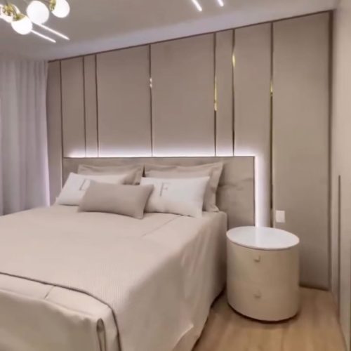 A parede da cabeceira personalizada fica muito mais especial com a presença dos nossos perfis! Foto: Reprodução/Instagram @habitare_acabamentos