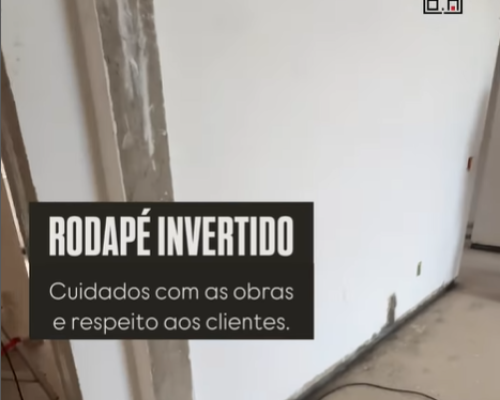 Rodapé invertido em projetos de alto padrão. Assista e inspire-se! Foto: Reprodução/Instagram @cordeirocardianstudio